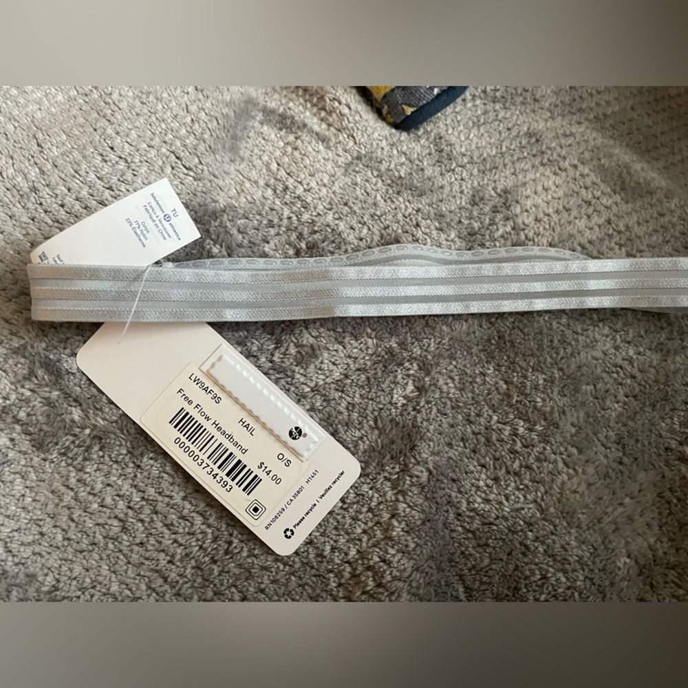 silver lululemon headband with grips on the inside